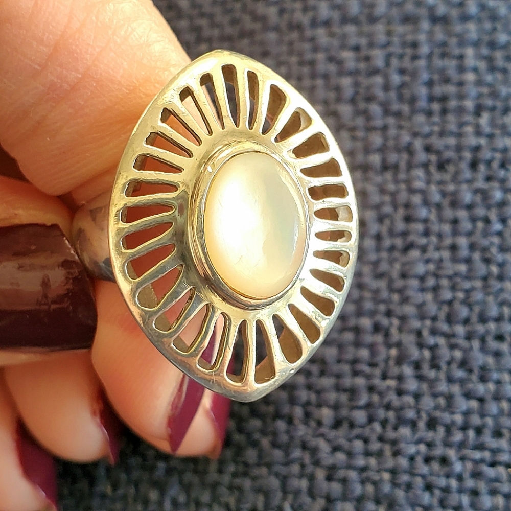Sterling Silver Mother of Pearl Ring Size 8